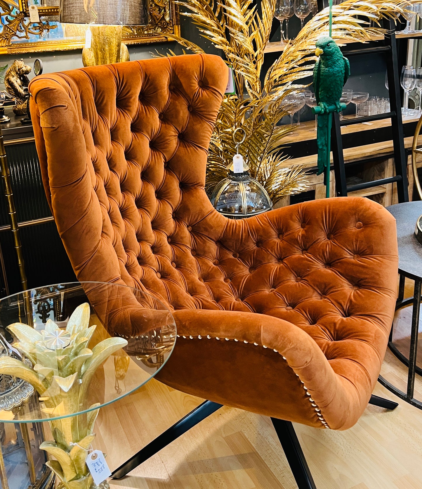 Curved Buttoned Velvet Chair