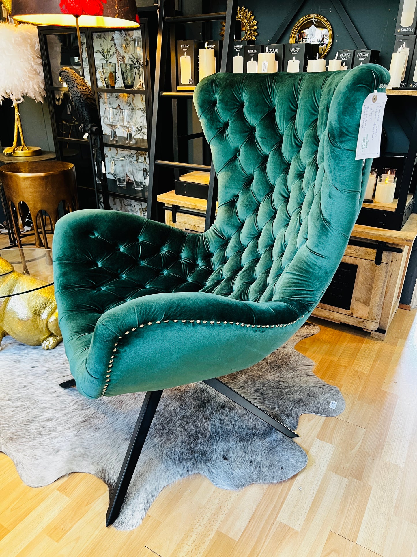 Curved Buttoned Velvet Chair