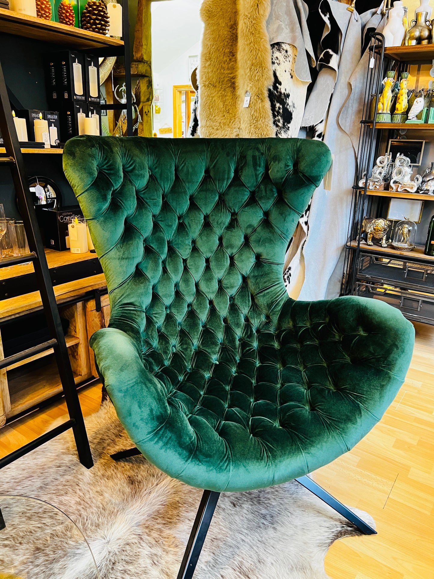 Curved Buttoned Velvet Chair