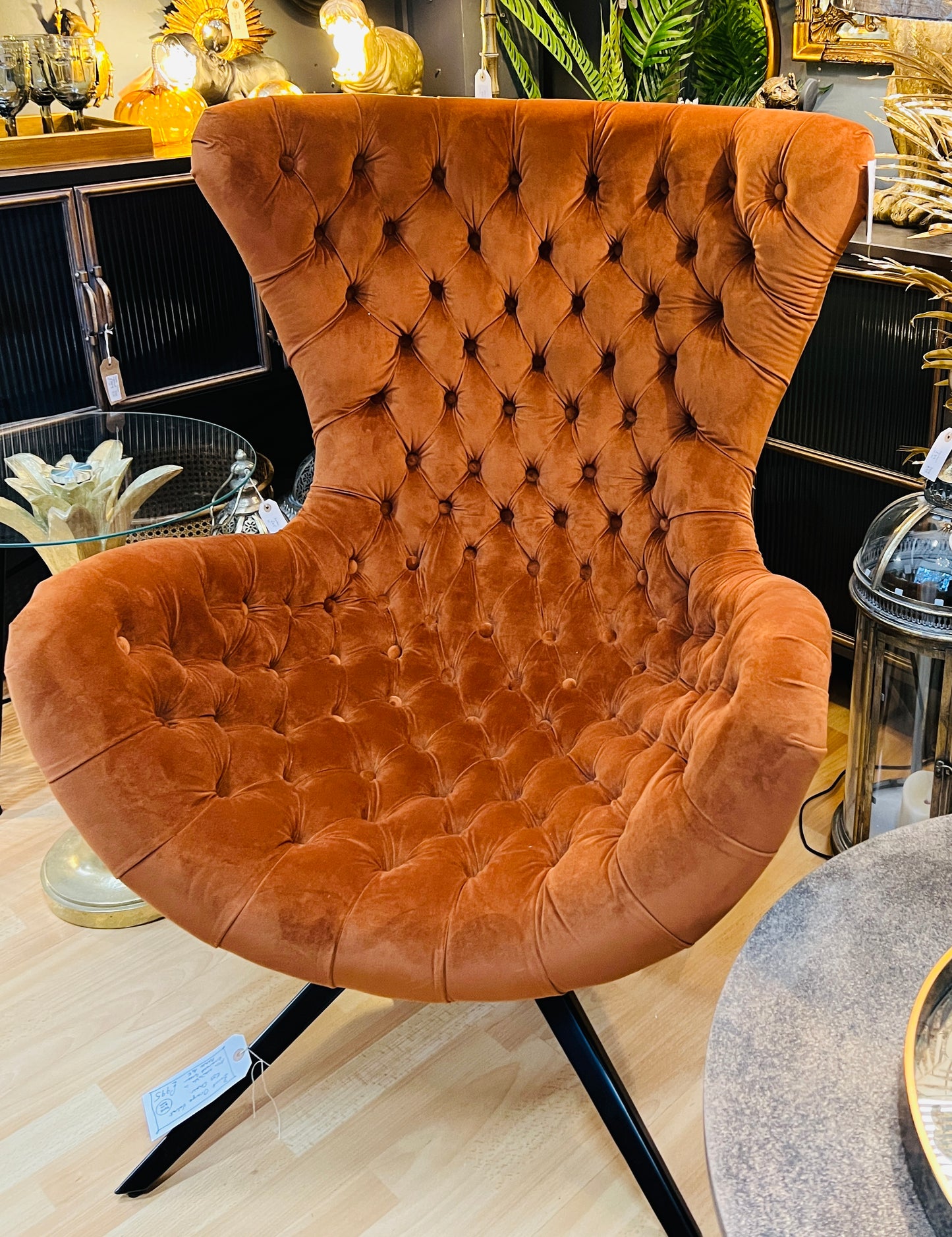 Curved Buttoned Velvet Chair